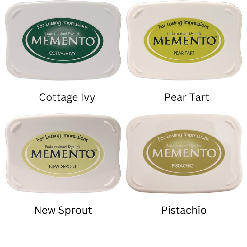 Pode incluir: Quatro almofadas de tinta para carimbar, cada uma com uma cor e um nome diferentes. As cores s&atilde;o verde, amarelo, castanho claro e castanho escuro. Os nomes s&atilde;o Cottage Ivy, Pear Tart, New Sprout e Pistachio. As almofadas de tinta s&atilde;o todas brancas com uma forma retangular arredondada.