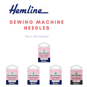 Könnte beinhalten: Vier Packungen Hemline Twin Universal Nähmaschinennadeln. Die Packungen sind rosa und weiß mit blauen Akzenten. Die Nadeln sind zum Nähen von normalen Stoffen geeignet und in den Größen 1,6 mm, 2,0 mm, 3,0 mm und 4,0 mm erhältlich.