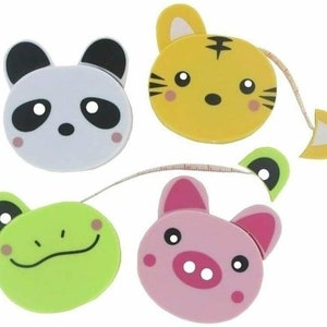 Può includere: Quattro nastri di misura retrattili colorati a forma di panda, tigre, rana e maiale. Ogni nastro di misura ha un viso di cartone animato carino ed è lungo circa 15 cm.