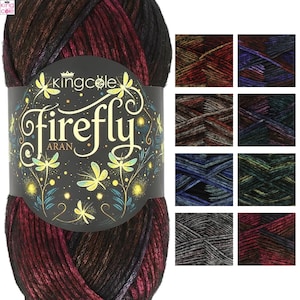 Może przedstawiać: Motek przędzy King Cole Firefly Aran w odcieniach bordowego, czarnego i brązowego. Etykieta zawiera napis "Firefly Aran" z ilustracjami ważek. Widoczne są również próbki kolorów przędzy.