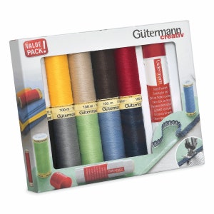 Op de afbeelding: Een voordelig pakket Gutermann Creativ naaigaren in verschillende kleuren, waaronder rood, geel, groen, blauw, grijs en bruin. Elke spoel bevat 100 meter garen.