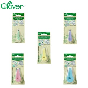 Può includere: Quattro produttori di nastro per orli Clover in diversi colori: verde, giallo, rosa e blu. Ogni produttore è confezionato in un sacchetto di plastica trasparente con un'etichetta verde e bianca che dice "Clover" e "Bias Tape Maker".