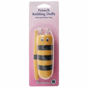 Könnte beinhalten: Eine gelbe und schwarze bienenförmige französische Strickpuppe mit einem Strickwerkzeug. Die Verpackung lautet "French Knitting Dolly with Knitters Tool" und "Hemline Quality Checked."