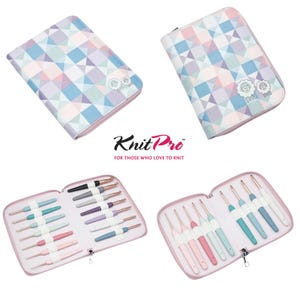 Op de afbeelding: Een etui met ritssluiting voorzien van een geometrisch patroon in pastelblauw, roze en paars met twee schaap-iconen. De binnenzijde bevat meerdere haaknaalden met gekleurde handvatten en metalen punten, georganiseerd in elastische lussen. Tekst: KnitPro.