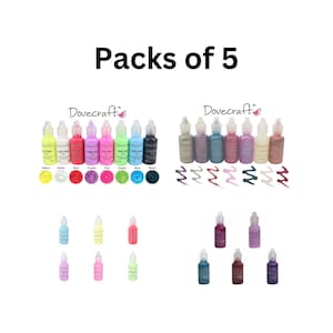 Puede incluir: Packs de 5 botellas de pintura hinchable Dovecraft en varios colores, incluyendo amarillo, blanco, rojo, morado, rosa, verde, azul y negro.  También se incluyen packs de 5 botellas de pegamento de purpurina Dovecraft en varios colores, incluyendo plata, azul, morado, rosa y oro.