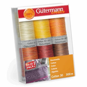 Könnte beinhalten: Eine Packung mit vier 300 Meter langen Spulen Gütermann-Baumwollgarn in den Farben Gelb, Orange und Braun. Die Verpackung trägt den Schriftzug "Gütermann creativ" und "Value Pack!"