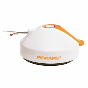 Könnte beinhalten: Weißer und orangefarbener Fadenabschneider mit roter Spitze und schwarzem Sockel. Der Fadenabschneider ist mit "FISKARS" beschriftet.