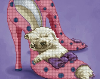 Könnte beinhalten: Ein weißer Welpe schläft in einem rosa High-Heel-Schuh mit schwarzen Punkten. Der Schuh liegt auf der Seite.