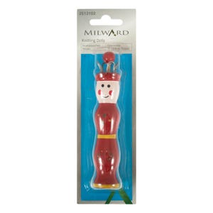 Könnte beinhalten: Eine rote und weiße Holz-Strickpuppe mit einem lächelnden Gesicht und einer Krone auf dem Kopf. Die Puppe hat ein gelbes Band um die Taille und ist mit kleinen roten Punkten verziert. Die Verpackung trägt die Aufschrift "Milward Knitting Dolly".