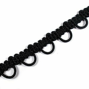 Puede incluir: Adorno el&aacute;stico negro con una serie de bucles espaciados uniformemente. El adorno est&aacute; hecho de un material suave y flexible, perfecto para agregar un toque decorativo a la ropa, las manualidades y los proyectos de decoraci&oacute;n del hogar.