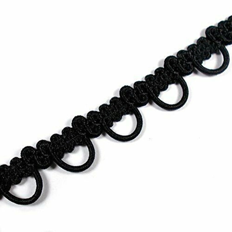 Puede incluir: Adorno el&aacute;stico negro con una serie de bucles espaciados uniformemente. El adorno est&aacute; hecho de un material suave y flexible, perfecto para agregar un toque decorativo a la ropa, las manualidades y los proyectos de decoraci&oacute;n del hogar.