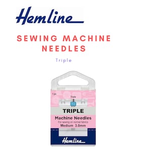 Könnte beinhalten: Eine rosa-weiße Packung Hemline Triple Nähmaschinennadeln zum Nähen auf normalen Stoffen. Die Packung trägt die Aufschrift "Medium 3.0mm".