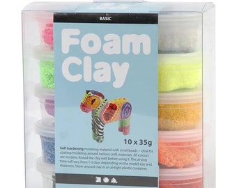 Può includere: Un set di 10 contenitori di argilla di schiuma, ognuno contenente 35 grammi di argilla. L'argilla è autoindurente e disponibile in una varietà di colori, tra cui rosa, verde, viola, blu, arancione e rosso. I contenitori sono disposti in una scatola di plastica trasparente con la scritta "Foam Clay" stampata sul davanti.