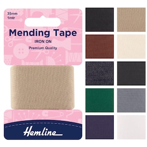 Op de afbeelding: Beige strijkbare reparatietape, 35 mm breed en 1 meter lang, met een roze en wit Hemline-label. Het label toont ook de woorden "Mending Tape" en "Iron On". Rechts een kleurenkaart met stofstalen.