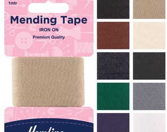Può includere: Nastro di riparazione termoadesivo beige, largo 35 mm e lungo 1 metro, con etichetta rosa e bianca Hemline. L'etichetta mostra anche le parole "Mending Tape" e "Iron On". A destra, una tabella colori di campioni di tessuto.
