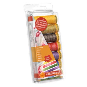 Puede incluir: Un paquete blíster de plástico transparente que contiene siete carretes de hilo de coser Gütermann en amarillo, dorado, marrón, rojo, morado, azul y naranja. El envase incluye una etiqueta roja con el texto Ventaja de precio y un icono de flor.