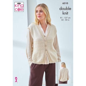 Puede incluir: Un chaleco de punto color crema con cuello en V, cierre de botones y detalles acanalados horizontales en los laterales. El patrón está etiquetado como King Cole 6510 double knit, con tallas de 81-127 cm. Un recuadro muestra la vista trasera.
