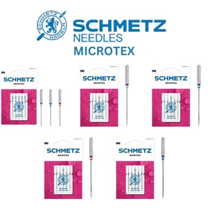 Puede incluir: Cinco paquetes de agujas para máquina de coser Schmetz Microtex. Cada paquete contiene un paquete de agujas y una aguja individual. Las agujas son plateadas con un logotipo azul y blanco. Los paquetes son rosas y blancos.
