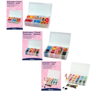 Puede incluir: Tres cajas de plástico transparente con tapas, cada una contiene una variedad de carretes de hilo de bordar. Las cajas están etiquetadas "Embroidery Thread Organizer - Small", "Embroidery Thread Organizer - Medium" y "Embroidery Thread Organizer - Large".
