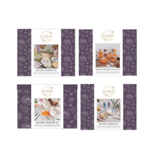 Puede incluir: Se muestran cuatro kits de inicio de cerámica. Cada kit presenta una etiqueta blanca con el logotipo "Bee & Bumble" y el nombre del producto. Los kits incluyen "Pottery Starter Kit" y "Pumpkin Tealight Pottery Kit" con imágenes de cerámica terminada y suministros.