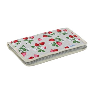 Puede incluir: Una bolsa beige con cremallera con cierre de cremallera. La bolsa está hecha de tela de lino con un patrón repetido de fresas rojas y flores blancas.