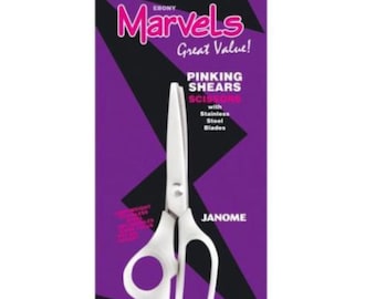 Puede incluir: Un paquete de tijeras de festón de 21 cm con cuchillas de acero inoxidable. El paquete es morado y negro con el texto "Marvels Great Value!" y "Janome" en él.