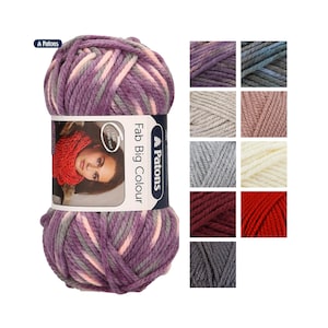 Puede incluir: Un ovillo de hilo Patons Fab Big Colour en un color morado, rosa y gris. El hilo se muestra en un ovillo con una etiqueta que dice "Fab Big Colour" y "Patons". La etiqueta también muestra a una mujer usando una bufanda hecha con el hilo. Hay 10 muestras de color del hilo que se muestran debajo del ovillo de hilo.