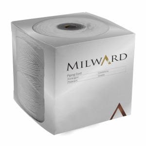 Puede incluir: Un carrete blanco de cordón de ribete dentro de una caja cubierta de plástico transparente. La caja es blanca con el nombre de la marca "MILWARD" impreso en negro. El texto "Piping Cord" también es visible.
