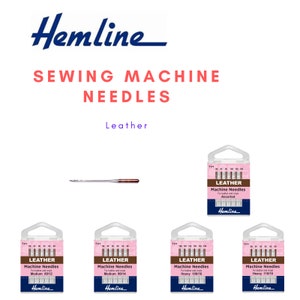 Könnte beinhalten: Eine Packung mit sechs Hemline Leder-Nähmaschinennadeln. Die Nadeln sind in verschiedenen Größen für Leder und Vinyl sortiert. Die Packung ist rosa und weiß mit dem Hemline-Logo.