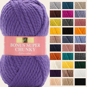 Könnte beinhalten: Ein großer Knäuel lila Bonus Super Chunky-Garn mit einem rosa Etikett. Das Bild zeigt auch eine Farbkarte mit verschiedenen Garnfarben, darunter Grau, Braun, Gelb, Orange und Türkis. Das Garn eignet sich ideal für Strick- und Häkelprojekte.