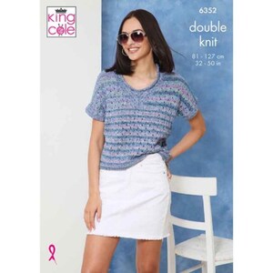 Puede incluir: Una mujer con un top de punto doble azul, rosa y morado con una falda blanca. El top tiene mangas cortas y cuello en V. El texto de la imagen dice "6352 double knit 81 - 127 cm".