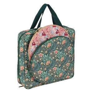 Può includere: Una borsa verde a fantasia floreale con custodia rotonda abbinata. La borsa ha un manico e una cerniera verde scuro. La custodia rotonda ha un motivo floreale rosa. La borsa è quadrata.