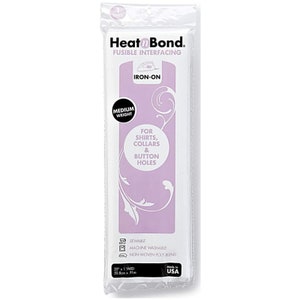 Puede incluir: Un paquete blanco de entretela fusible HeatnBond para camisas, cuellos y ojales. El paquete está etiquetado como "Peso medio" y "Planchado". Es cosido, lavable a máquina y hecho de una mezcla de poli no tejido. El paquete mide 20 pulgadas por 1 yarda (50,8 cm x 91 m).