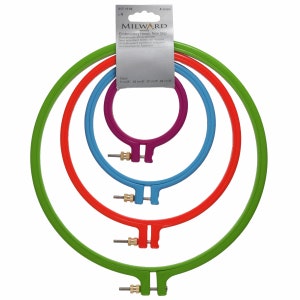 Peut inclure: Ensemble de quatre cerceaux à broder en vert, orange, bleu et violet. Les cerceaux sont antidérapants et disponibles en tailles 7, 12, 17 et 22 cm.