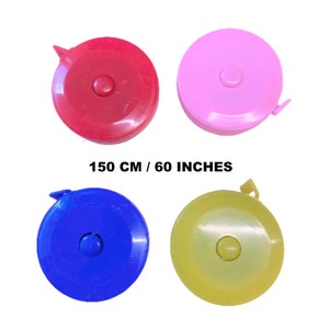 Puede incluir: Cuatro cintas métricas retráctiles en diferentes colores: rojo, rosa, azul y amarillo. Cada cinta métrica tiene 60 pulgadas o 150 centímetros de largo.