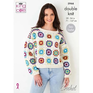 Può includere: Una donna indossa un maglione all'uncinetto color crema con motivi floreali colorati. Le misure del maglione sono 71-137 cm (28-54 pollici). L'immagine include il testo "double knit" e "Easy Crochet".