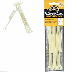 Puede incluir: Un paquete de 10 porta-hilos de plástico blanco para hilo de bordar. El paquete está etiquetado con "Stitch Bow Floss Holder" y "DMC Creative World".