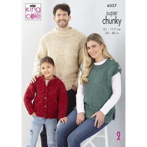 Puede incluir: Imagen de una familia con prendas de punto. El hombre lleva un jersey color crema, la niña una rebeca roja y la mujer un chaleco verde con botones de madera. El texto dice "super chunky" y las medidas son 61-117 cm.