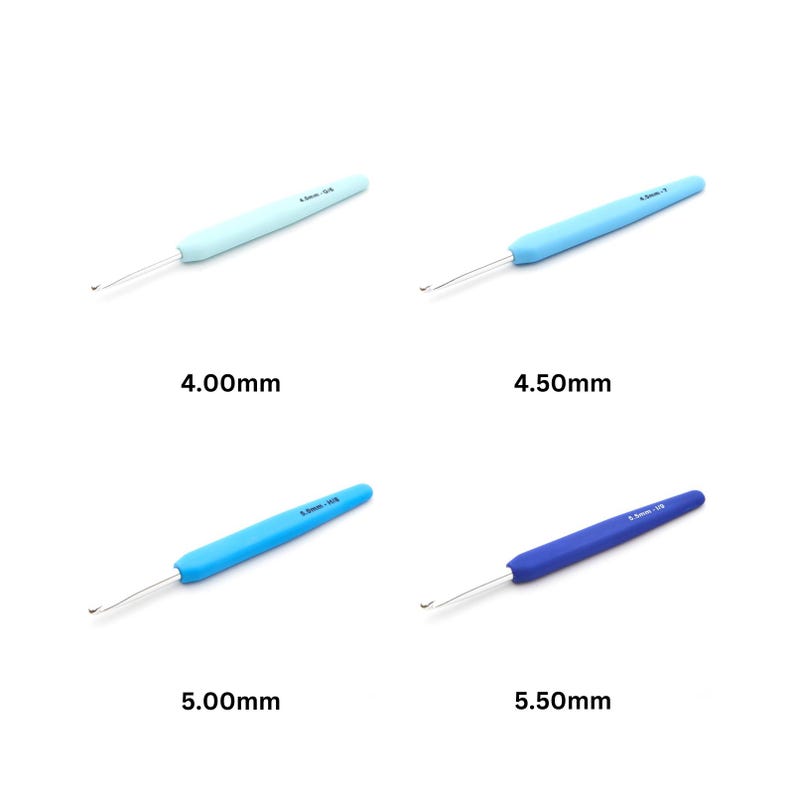 以下が含まれることがあります： 4.00mm、4.50mm、5.00mm、5.50mmの4つのサイズの編み針。編み針は薄い青と青です。