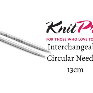 Könnte beinhalten: Zwei silberne Stricknadeln mit den eingravierten Worten "Knit Pro" und "Rejoice". Die Nadeln sind 13 cm lang und Teil eines Sets mit austauschbaren Rundstricknadeln.
