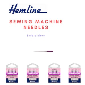 Könnte beinhalten: Vier Packungen Nähmaschinennadeln für Sticken, jede Packung enthält sechs Nadeln. Die Packungen sind mit "Embroidery Machine Needles" beschriftet und haben verschiedene Größen: Sortiert, 75/11, 90/14 und 80/12. Eine Packung ist mit "Titanium" beschriftet.