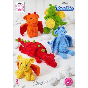 Puede incluir: Una colección de juguetes de dragón de ganchillo coloridos en naranja, verde, azul, rojo y amarillo. Los juguetes tienen alas y se muestran sobre una superficie blanca. La imagen incluye el texto "9204 Toastie" y "Crochet".