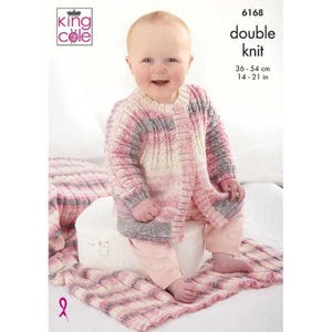 Könnte beinhalten: Ein rosa-weiß gestrickter Baby-Cardigan mit Knopfleiste. Der Cardigan ist in Doppelstrick gearbeitet und hat ein Zopfmuster. Der Cardigan wird auf einem Baby gezeigt, das eine rosa Hose trägt. Die Musternummer ist 6168 und die Größe ist 36-54 cm (14-21 Zoll).