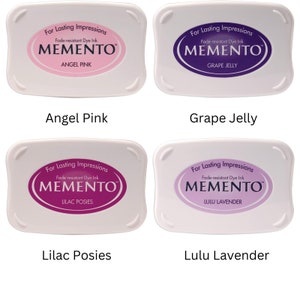 Pode incluir: Quatro almofadas de tinta para carimbar, cada uma com uma cor e um nome diferentes. As cores s&atilde;o rosa anjo, geleia de uva, buqu&ecirc;s de lil&aacute;s e lavanda lulu. As almofadas de tinta s&atilde;o etiquetadas com "Memento" e dizem "Para impress&otilde;es duradouras, tinta de cor resistente ao desbotamento."