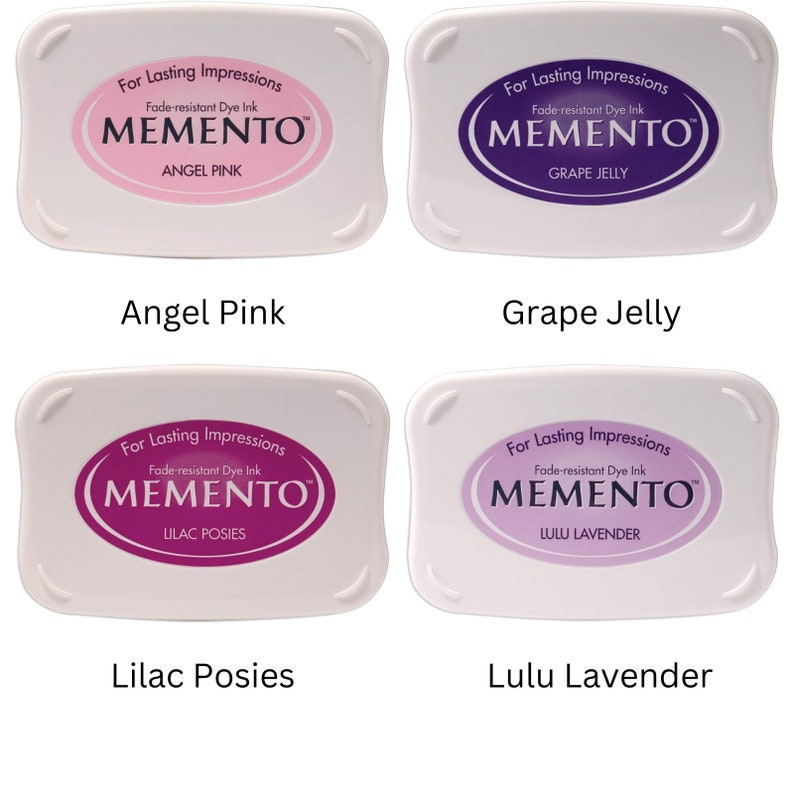 Pode incluir: Quatro almofadas de tinta para carimbar, cada uma com uma cor e um nome diferentes. As cores s&atilde;o rosa anjo, geleia de uva, buqu&ecirc;s de lil&aacute;s e lavanda lulu. As almofadas de tinta s&atilde;o etiquetadas com "Memento" e dizem "Para impress&otilde;es duradouras, tinta de cor resistente ao desbotamento."