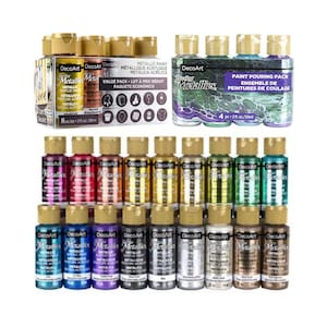 Op de afbeelding: Een set van 24 DecoArt Shimmering Metallics acrylverfflessen. De flessen zijn elk 2 vloeibare ounces en zijn verkrijgbaar in een verscheidenheid aan metallic kleuren, waaronder goud, zilver, koper en brons. De flessen zijn gerangschikt in drie rijen van acht flessen.