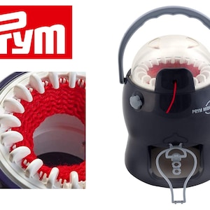 Può includere: Una macchina per maglieria Prym Midi nera con una cupola in plastica trasparente e un filo rosso. La macchina ha una maniglia e una manovella. Il testo "Prym Midi" è stampato sul lato della macchina.