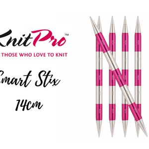 Könnte beinhalten: Knit Pro Smart Stix 14 cm lange, austauschbare Stricknadeln mit rosa und silbernen Spitzen. Die Nadeln sind fächerförmig angeordnet.