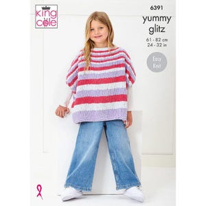 Può includere: Una giovane persona indossa un poncho a righe lavorato a maglia nei toni del rosso, bianco e viola, abbinato a jeans blu. Il poncho è etichettato "yummy glitz" ed è facile da lavorare a maglia. Il poncho misura 61-82 cm di lunghezza.