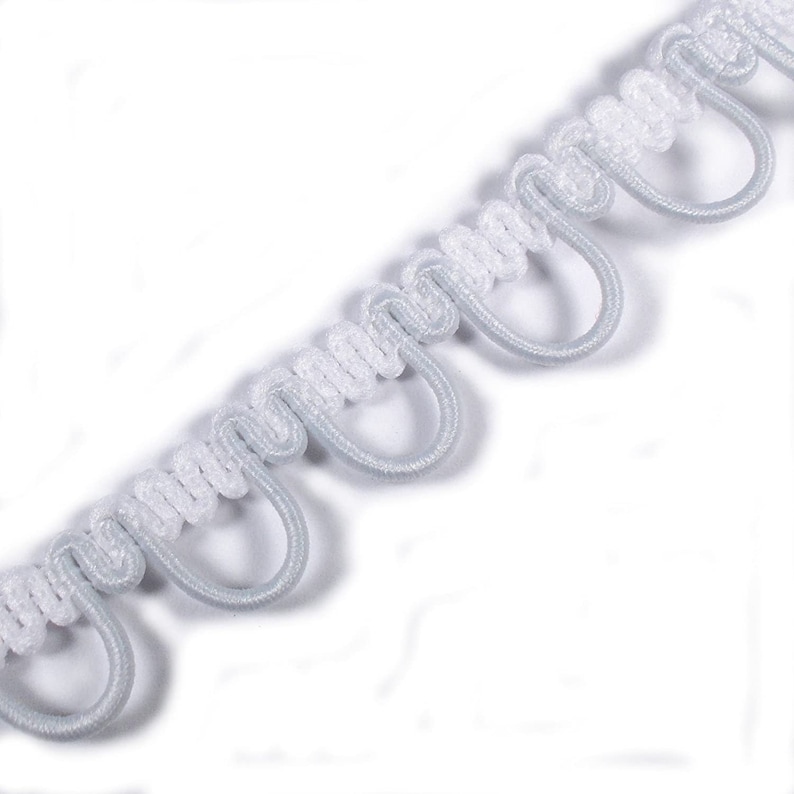 Puede incluir: Borde blanco y gris con una serie de bucles, ideal para a&ntilde;adir un toque decorativo a cortinas u otros proyectos de decoraci&oacute;n del hogar.